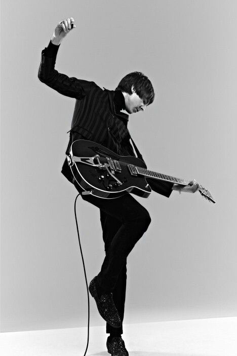 Miles Kane Guitar Poses For Men, Miles Kane Poster, Guitarist Pose, Drummer Photoshoot, Guitarist Photoshoot, Pose With Guitar, Musician Poses, Guitar Poses, Guitar Pose