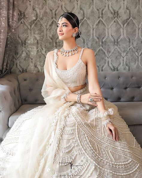 Pearl Lehenga Bridal, White Sangeet Lehenga, Bride With Diamond Jewellery, Jewellery With White Lehenga, White Pearl Lehenga, Indian Bridal Lehenga White, Jewellery For Lehenga, Diamond Lehenga, Zuhair Murad Wedding Dresses