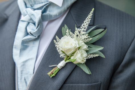 White Buttonhole, Romantic Wedding Ideas, Bridesmaid Glasses, Classic Romantic Wedding, Buttonhole Flowers, Groom Buttonholes, Vintage Lace Dress, Boda Ideas, Button Holes Wedding