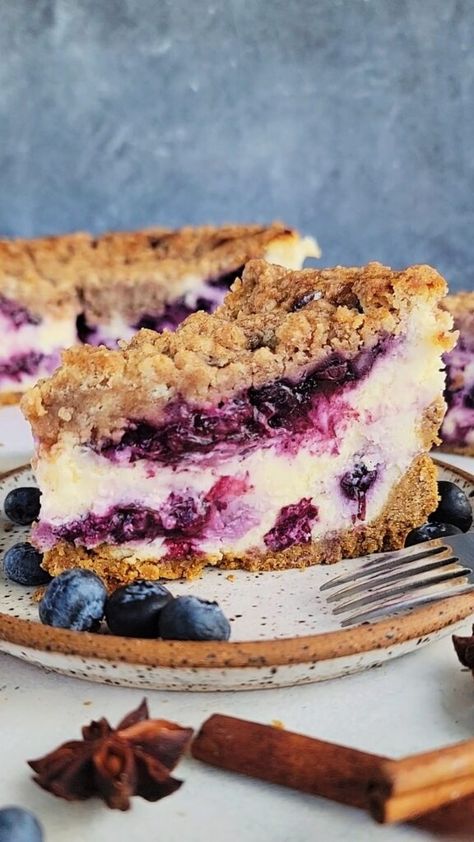 Blueberry Crisp Cheesecake Pie, Blueberry Jam Cheesecake, Blueberry Pie Cheesecake, Cheesecake Crumble Topping, Blueberry Cobbler Cheesecake Recipes, Fruit Crumble Cake, Blueberry Crumble Cheesecake Bars, Chocolate Crumble Cake, Blueberry Pie Crumble Topping