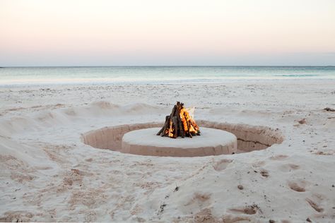 firepit Sand Fire Pits, Beach Bonfire Parties, Beach Fire Pit, Bonfire Wedding, Beach Life Hacks, Bonfire Birthday, Bonfire Pits, Beach Fire, Bonfire Party