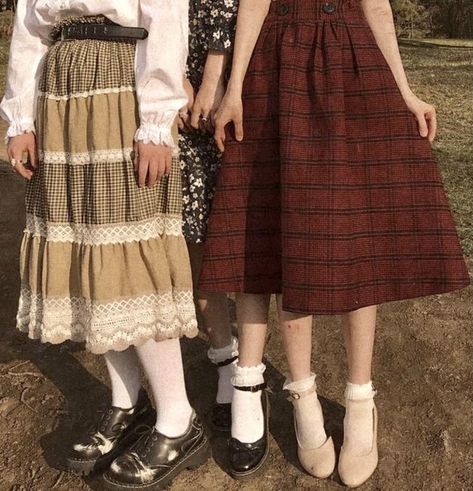 Grandmacore Aesthetic Outfit, Eccentric Outfits, Grandmacore Aesthetic, Outfits Aesthetic Vintage, Vintage Dark Academia, Retro Autumn, Autumn Outfit Ideas, Floral Skirts, Cool Aesthetic