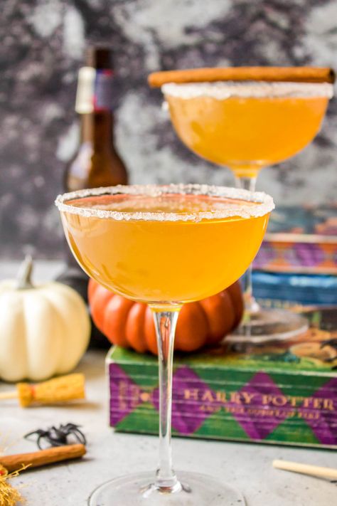 This Butterbeer Cocktail is a 4-ingredient drink that’s a fun, tasty twist on the iconic Butterbeer that every Harry Potter fan knows and loves! Made with apple cider, cream soda, butterscotch schnapps, and vodka. Butterbeer Cocktail Recipe, Butterbeer Cocktail, Butterbeer Recipe Alcoholic, Butterscotch Cocktail, Alcoholic Butterbeer, Harry Potter Cocktails, Marshmallow Vodka, Harry Potter Drinks, Butterbeer Recipe