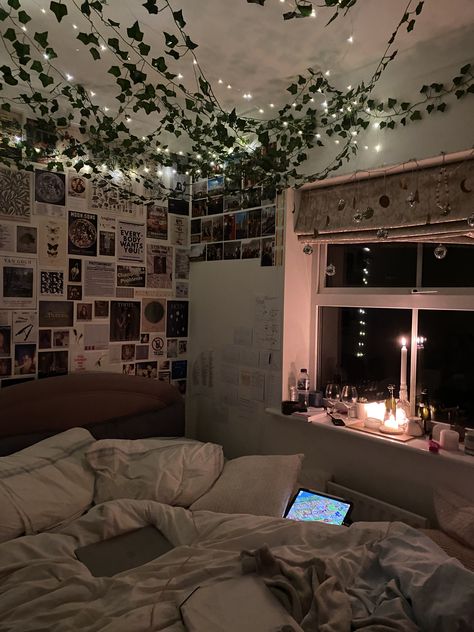 Aesthetic Window Seat Ideas, Room Ideas Aesthetic For 2 People, Bedroom Layouts With Windows, Comfy Asethic Bedroom, Good Colors For Bedrooms, Leave Room Decor, Vines On Celling Aesthetic, Room Ideas Cozy Aesthetic, Cute Bedroom Ideas Aesthetic Cozy