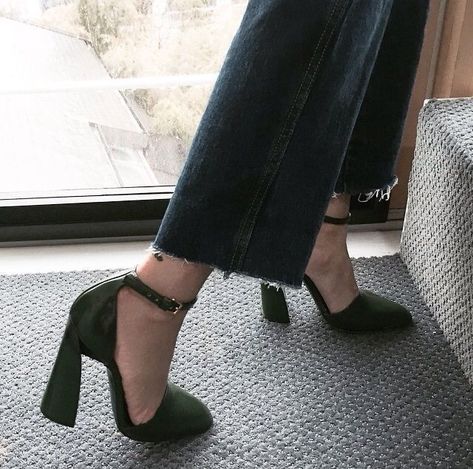 Mode Ulzzang, Dr Shoes, Shoes Heels Classy, Funky Shoes, Green Heels, Heels Classy, Shoe Inspo, Aesthetic Shoes, Swag Shoes