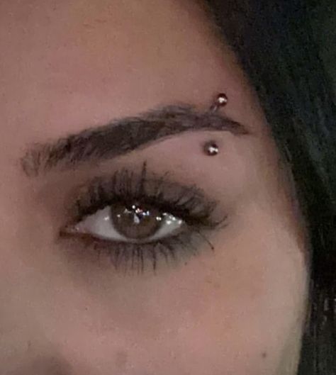 tarayummy Piercing Aesthetic Eyebrow, Sparkly Eyebrow Piercing, Eyebrow Piercing Thick Eyebrows, Eyebrow Piercings Aesthetic, Feminine Eyebrow Piercing, Tara Yummy Eyebrow Piercing, Tiny Eyebrow Piercing, Body Modification Aesthetic, Eyebrow Piercing Cute