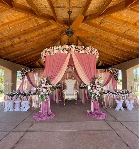 Quince Decorations Ideas At Home, Quince Decorations Ideas Outdoor, Table Centerpiece For Quinceanera, Pink Quinceanera Theme Outdoors, Crown Theme Quinceanera, Light Pink Quinceanera Theme Outside, Pink Flowers Quince Theme, Quincera Decoration Ideas, Quinceanera Sitting Area