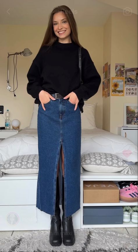 Denim Skirt Winter, Denim Skirt Outfit Winter, Cozy Sweater Outfits, Denim Skirt Outfit Fall, Winter Maxi Skirt Outfit, Therapist Outfit, 2023 Outfit Ideas, Cozy Sweaters Outfits, Oversized Striped Sweater