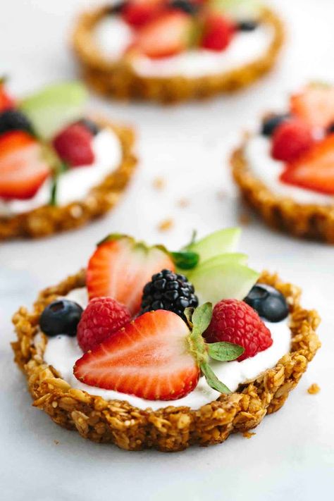 Try a wholesome and beautiful breakfast fruit tart with a crunchy granola crust and yogurt filling. Customize with your favorite toppings! #fruittart #breakfast #granola Granola Crust, Brunch Party Recipes, Breakfast Granola, Fruit And Yogurt, Patisserie Fine, Breakfast Fruit, Fruit Pizza Sugar Cookie, Beautiful Breakfast, Yogurt Breakfast