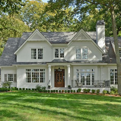 Linda MacArthur Architect | Is this what they mean by “green with envy”? The grass, the trees and a crisp white cottage is like a pot of gold at the end of a rainbow… | Instagram Traditional Cottage Exterior, White Traditional House, White Exterior House, White Cottage Exterior, Cottage Facade, Vintage House Exterior, Modern Cottage Exterior, Cottage Home Exterior, Modern Cottage Homes