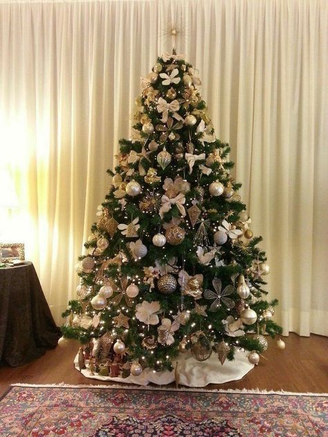 Christmas tree Christmas Tree Goals, Tree Ideas Christmas, Christmas Tree Inspo, Ideas Christmas Tree, Christmas Home Decor Ideas, Gold Christmas Tree Decorations, Christmas Tree Decorating Themes, Elegant Christmas Trees, Christmas Decor Inspiration