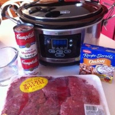 Crockpot Cube Steak and Gravy  Cube steak (family size pack) 2 cans (10.75 ounce size) cream of mushroom soup 1 envelope onion soup mix ¾ cup water Salt and Pepper to taste Steak Gravy, Cube Steak And Gravy, Golden Mushroom, Crockpot Cube Steak, Crock Pot Food, Cube Steak, Crock Pot Recipes, Crockpot Dishes, Crock Pot Slow Cooker