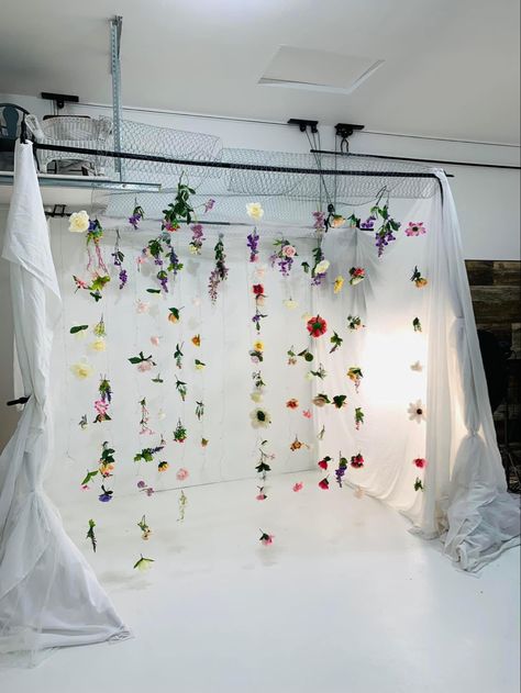 Flowers Set Design Photography, Flowers Hanging Photoshoot, Valentine Flower Photoshoot, Flower Curtain Photoshoot, Spring Back Drop Ideas, Photoshoot With Backdrop Ideas, Spring Studio Photography, Spring Photography Studio Setup, Mother Day Photoshoot Ideas