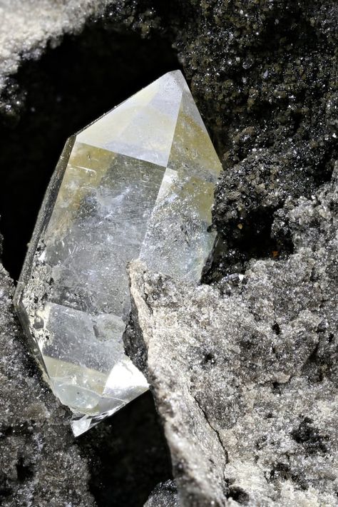 What is a Herkimer Diamond? Everything You Need to Know Diamond Crystal Aesthetic, Diamond Aesthetic Gem, Precious Stones Aesthetic, Herkimer Diamond Meaning, Raw Diamond Stone, Rocks Aesthetic, Diamonds Aesthetic, Diamond Mineral, Diamond Aesthetic