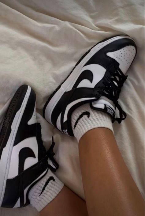 Gymnastics Shoes, Pretty Sneakers, Black And White Nike, Trendy Shoes Sneakers, Nike Fashion Shoes, Preppy Shoes, Pretty Shoes Sneakers, All Nike Shoes, Shoes Outfit Fashion