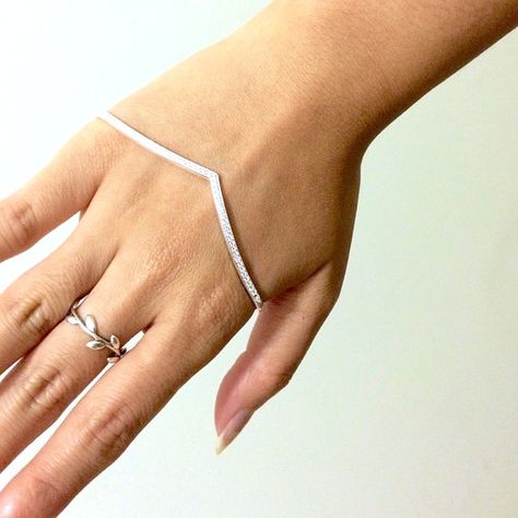 Palm Ring, Arm Cuff Jewelry, Palm Cuff, Palm Bracelet, Accessorize Jewellery, Silver Jewelry Diy, Exotic Jewelry, Cuff Jewelry, Diy Wire Jewelry