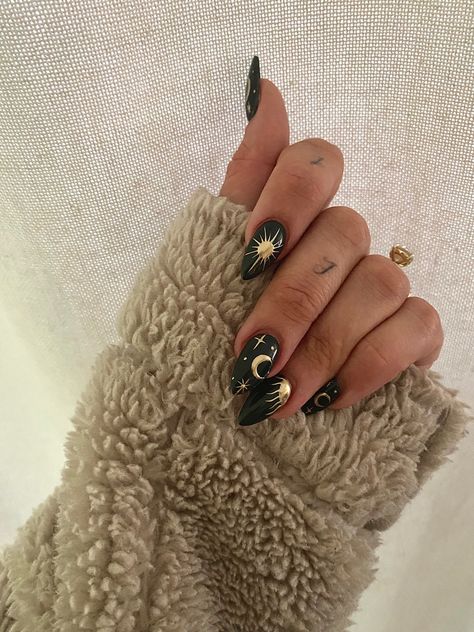 Green And Gold Nails, Sun Nails, Gold Chrome Nails, Witch Nails, Witchy Nails, Dark Green Nails, Moon Nails, Dark Nails, Star Nails