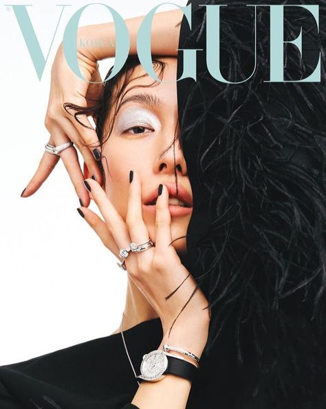 Pose Mannequin, Vogue Poses, Artistic Fashion Photography, High Fashion Poses, Fashion Magazine Cover, Beauty Photoshoot, Fashion Cover, Model Inspo, Vogue Covers