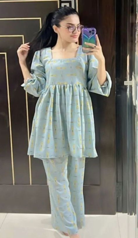 Pakistani Dresses Casual 2023, Aesthetic Eid Outfits, Eid Dress Designs Ideas, Simple Dress Design, Cotton Suit Designs, Simple Dress Casual, Simple Frock Design, Simple Kurta Designs, Stylish Short Dresses