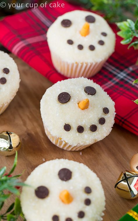 Easy Snowman Cupcakes for Christmas Cupcakes For Christmas, Make Snowman, Easy Christmas Cupcakes, Easy Cupcakes Decoration, Cupcakes Christmas, Christmas Cupcakes Recipes, Christmas Cupcakes Decoration, Christmas Tree Cupcakes, Snowman Cupcakes