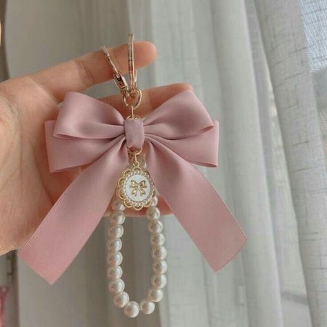 Bow Keychain, Kawaii Keychain, Keychain Wristlet, Bead Charms Diy, Handmade Jewelry Tutorials, Jewelry Accessories Ideas, Wristlet Keychain, Diy Keychain, Diy Bow