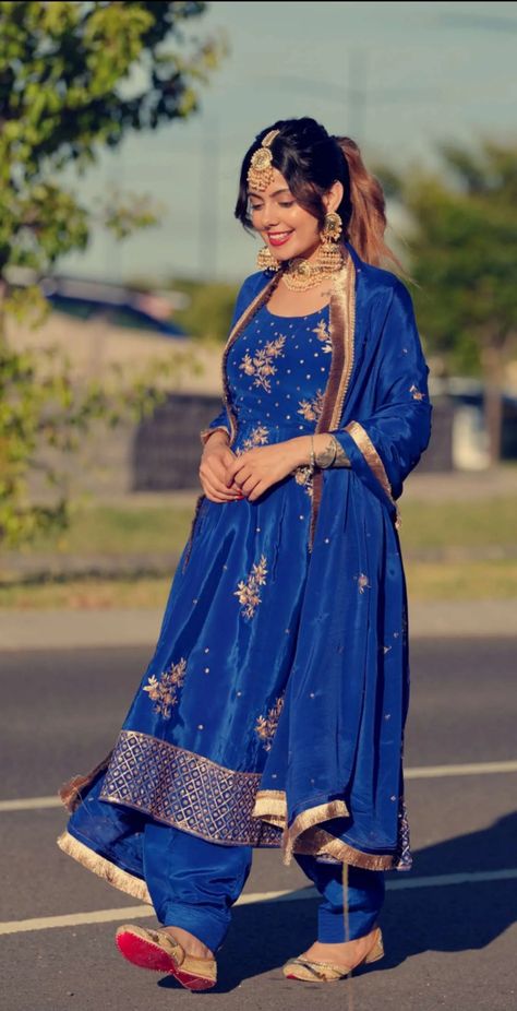 Party Wear Evening Gowns, Gurkirat Randhawa, Long Frocks For Girls, Ladies Suit Design, Latest Party Wear Suits, Punjabi Suit Neck Designs, Blush Prom Dress, Girls Dresses Diy