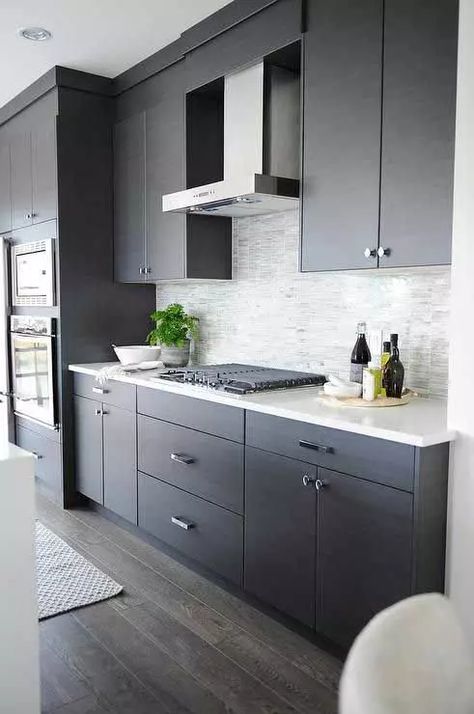 Modern dark gray kitchen #kitchen #graycabinets #graypaint #graykitchencabinets #homedecor #decoratingideas #decorhomeideas Flat Front Kitchen Cabinets, Modern Grey Kitchen, Model Dapur, Interior Design Minimalist, Kabinet Dapur, Kitchen Cabinets Decor, New Kitchen Cabinets, Classic Kitchen, Kitchen Design Trends