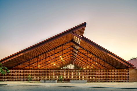 Mexico-based studio Colectivo C733 has built a brick music school called the Casa de Música in Nacajuca, Mexico. The 1325-square-meter school includes two structures and a lofty cantilevered roof created from coconut wood. It "provides a space for social gatherings with warm materials and natural ventilation, while musicians benefit from spacious, isolated classrooms with state-of-the-art equipment," Crown Hall, Timber Roof, Coconut Wood, Music School, Natural Ventilation, Contemporary Architecture, Open Floor Plan, Architecture Design, Roof