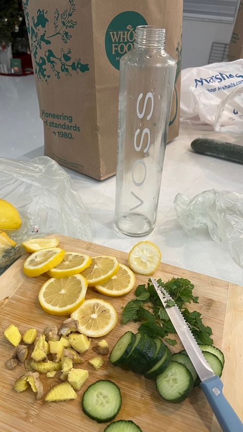 Healthy Water Drinks, Pretty Alcoholic Drinks, Mint Water, Lemon Cucumber, Healthy Water, Healthy Drink, Healthy Food Motivation, Healthy Lifestyle Food, Healthy Girl