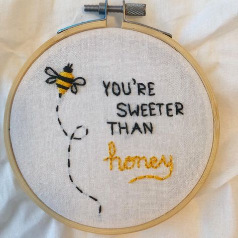 Embroidered Bee Simple, Simple Emboirdery Designs, Bee Embroidery Simple, Embroidery Bee Simple, Embroidery Inspiration Simple, Diy Embroidery Letters, Embroidery Designs For Beginners, Bee Embroidery Design, Primitive Embroidery