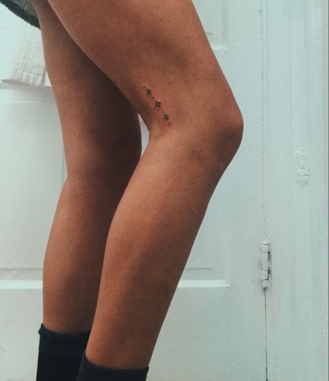 Leg Tattoos Small Simple, Leg Stripe Tattoo, Fine Line Tattoo Above Knee, Tiny Knee Tattoo, Fineline Knee Tattoo, Minimal Knee Tattoo, Small Leg Tattoo Placement, Leg Fine Line Tattoo, Tattoo Placement For Women Leg