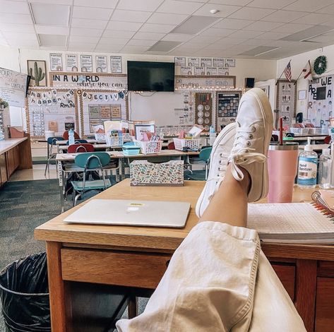 Education Aesthetic, Teacher Vision Board, Teacher Career, Teachers Room, Classroom Goals, Teacher Aesthetic, Classroom Pictures, Education Major, Elementary Classroom Decor