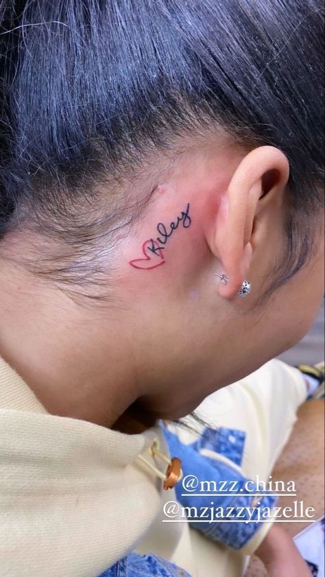 Places To Get Boyfriend Name Tatted, Name Tattoos Behind Ear Tat, Neck Tattoos Names, Mentattoo Ideas, Face Name Tattoos For Women, Pretty Soul Tattoo, Name Neck Tattoo, Bf Name Tattoo Ideas, Thigh Tattoo Women