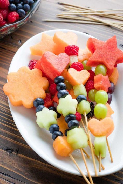 Make stunning DIY fruit bouquets … or cute fruit kabobs for fun, healthy snacks! Everyone will be so impressed! From darling fruit flowers to stars that’ll dress up your 4th of July fruit tray - pretty cut-out shapes make any fruit tray special! And, our easy fruit kabobs are a great way to get kids excited about eating more fruit, too! Use our tips and tricks, and making your own homemade fruit bouquets is a total breeze! | fruit bowl display | fruit kabo #HealthHealthyFood Diy Fruit Kabobs, Flower Fruit Platter, Flower Fruit Skewers, Fruits Day Celebration Ideas In School, Christmas Fruit Kabobs Kids, Fruit Brochette, Fun Fruit Tray Ideas, Fruit Kebabs For Kids, Kids Fruit Platter Ideas