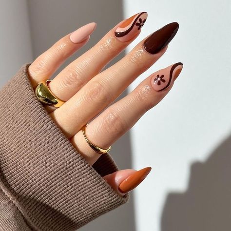 15 '70s-Inspired Nail Ideas for a Groovy Manicure 70s Wedding Nails, Retro Dip Nails, Maroon And Yellow Nails, Groovy Fall Nails, 70s Nails Design, Groovy Manicure, 70s Groovy Nail Art, 70s Inspired Nails Acrylic, Orange Retro Nails