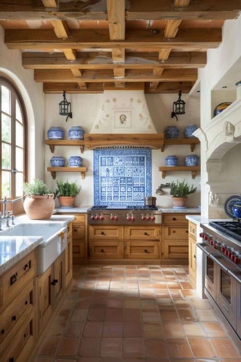 Kitchen Island Colors, Kitchen European, Kitchen Timeless, Island Colors, Old World Kitchens, European Kitchen, Spanish Kitchen, Spanish Home Decor, Black And White Kitchen