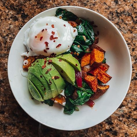 Sweet Potato Eggs Breakfast, Sweet Potato With Egg Breakfast, Sweet Potato With Avocado, Breakfast Ideas With Sweet Potatoes, Sweet Potato And Avocado Recipes, Sweet Potato And Avocado, Sweet Patato, Sweet Potato Egg, Potato And Egg Breakfast