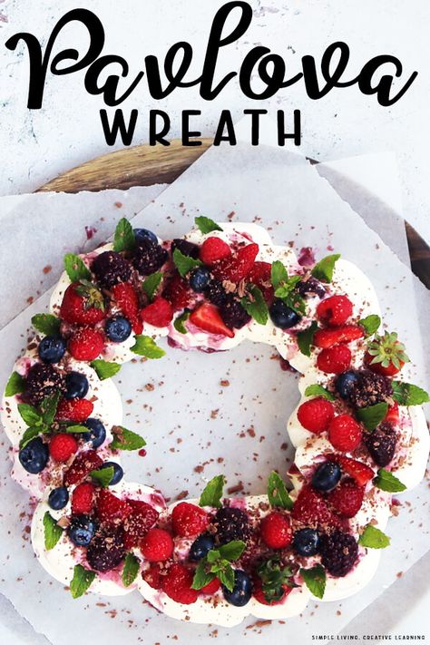 Nz Christmas Food, Xmas Pavlova Wreath, Pavlova Wreath Recipe, Christmas Summer Food, Australia Christmas Food, Desert Wreath Ideas, Xmas Table Centrepieces, Christmas Wreath Desserts, Christmas Food Wreath Ideas