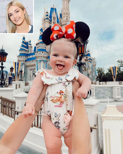 Disney World First Birthday Pictures, Disney Baby Outfits, Baby At Disney, First Trip To Disney World, Disneyland With Baby, Disney Babies, First Disney Trip, Travel Family, Baby Disney Outfits