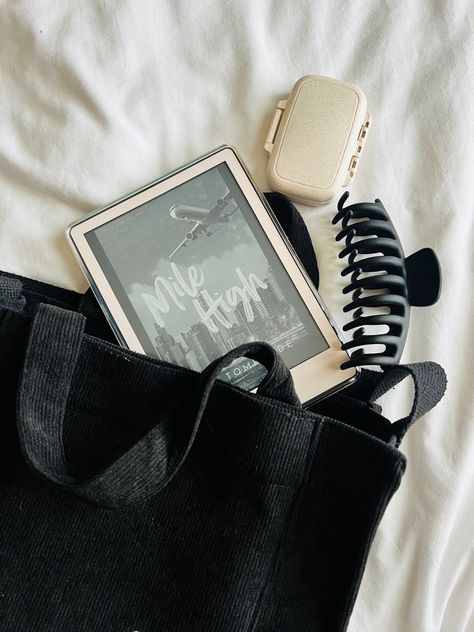 Book Photography Instagram, Reading Motivation, Bookstagram Inspiration, Aesthetic Bags, Book Instagram, Digital Reading, Girls Tote, Book Annotation, In My Bag