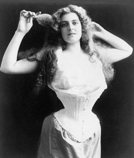 STYLISH TORTURE: This anonymous photograph from circa 1899 shows a woman wearing a rather extreme corset. It creates what is known as a “wasp waist,” making the waist as small as possible to emphasize the glamorized “hourglass” figure. Cinching the waist emphasizes the hips and breasts, thus creating a hyper-feminine body shape. Edwardian Corsets, Isadora Duncan, Nadja Auermann, Victorian Corset, Strange History, Denim Dog, Recycled Denim, Fashion Tips For Women, The New Yorker