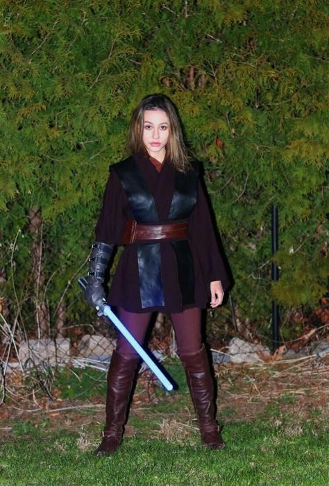 Female Luke Skywalker Costume, Anikan Skywalker Costume Diy, Anakin Skywalker Costume Women, Anakin Cosplay Female, Genderbent Halloween Costumes, Ahsoka Halloween Costume, Anakin Costume Diy, Anakin Skywalker Costume Girl, Diy Anakin Skywalker Costume