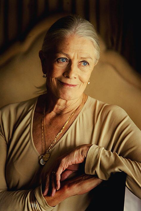 Older Woman Portrait, Vanessa Redgrave, Long Gray Hair, Farrah Fawcett, A Star Is Born, Shooting Photo, Aging Beautifully, Aging Gracefully, Beauty And Fashion