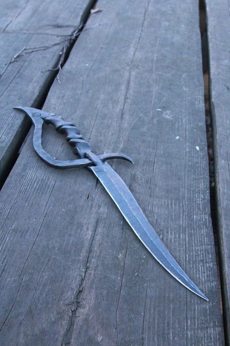 Blacksmith Knife, Blacksmith Forge, Pretty Knives, Blacksmith Projects, Forged Knife, Forging Metal, Cool Swords, Knife Design, Cool Knives