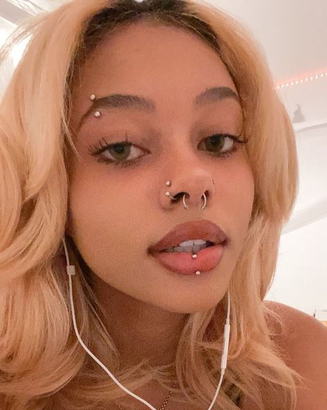 Black Love 🖤 on Instagram: “🌸” Eyebrow Piercings, Piercing Girl, Eyebrow Piercing Jewelry, Cute Nose Piercings, Jewelry Looks, Piercing Inspo, Medusa Piercing, Cool Ear Piercings, Pretty Ear Piercings