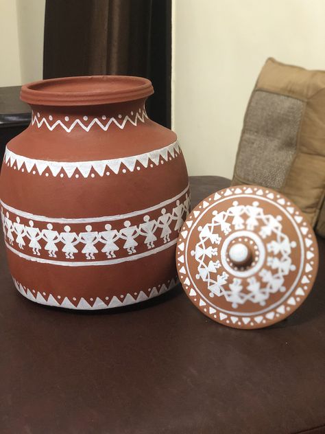 Soil Pot Painting Ideas, Madhubani Pot Painting, Pot Warli Painting Ideas, Varli Painting On Pot, Vas Painting Ideas, Warli Art Pot Painting, Warli Pot Painting, Varli Painting Art On Pot, Warli Painting Ideas On Pots