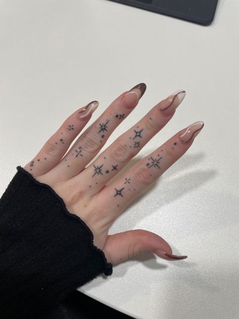 Sparkly Hand Tattoo, Star Knuckle Tattoo, Finger Tat Ideas, Sparkle Hand Tattoos For Women, Hand Stars Tattoo, Stars Tattoo On Hand, Star Swirl Tattoo, Sparkle Finger Tattoo, Finger Tattoos Stars