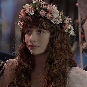 Malina Weisman, Violet Baudelaire, Malina Weissman, Unfortunate Events, A Series Of Unfortunate Events, Lily Collins, Netflix Series, Grunge Hair, 인물 사진