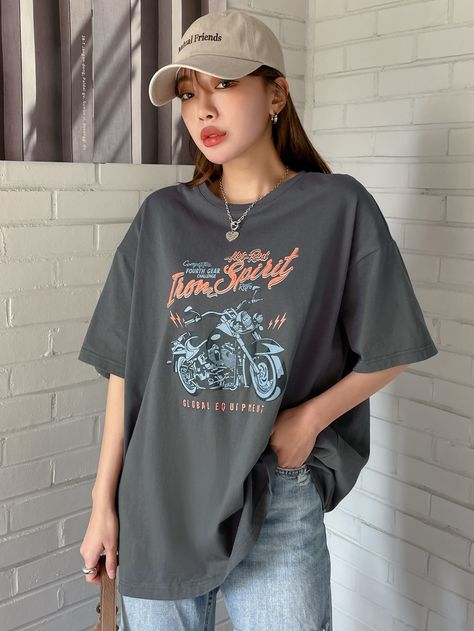 Oversized Tshirt Print Ideas, Grey Oversized Tshirt Outfits, Grey Oversized Tshirt, Grey Tee Outfit, Oversized Graphic Tee Outfits, Oversized Tshirt Women, Oversized Tshirt Outfit Women, Graphic Tshirt Outfit, Baggy Tshirt