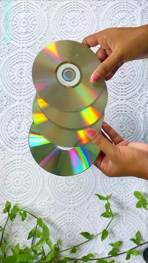 #recicla | Cleu Creation | Kolektivo · Amor Eterno Cd Painting Ideas Easy, Cd Painting Ideas, Cd Recycle, Cd Crafts Diy, Art Cd, Old Cd Crafts, Furniture Color Schemes, Recycled Cds, Cd Wall Art